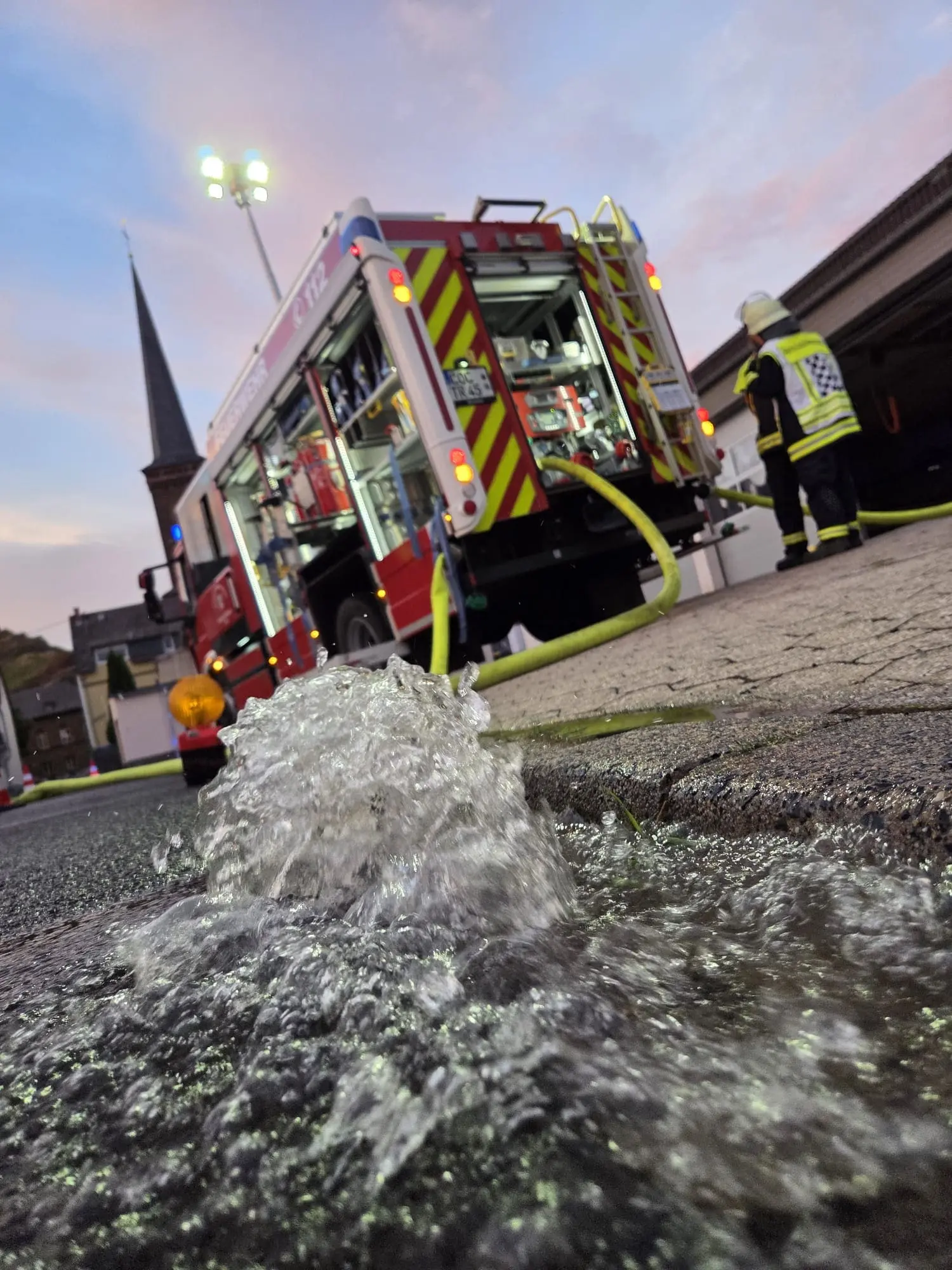 Wasserförderung vor dem Gerätehaus Treis in der Abenddämmerung