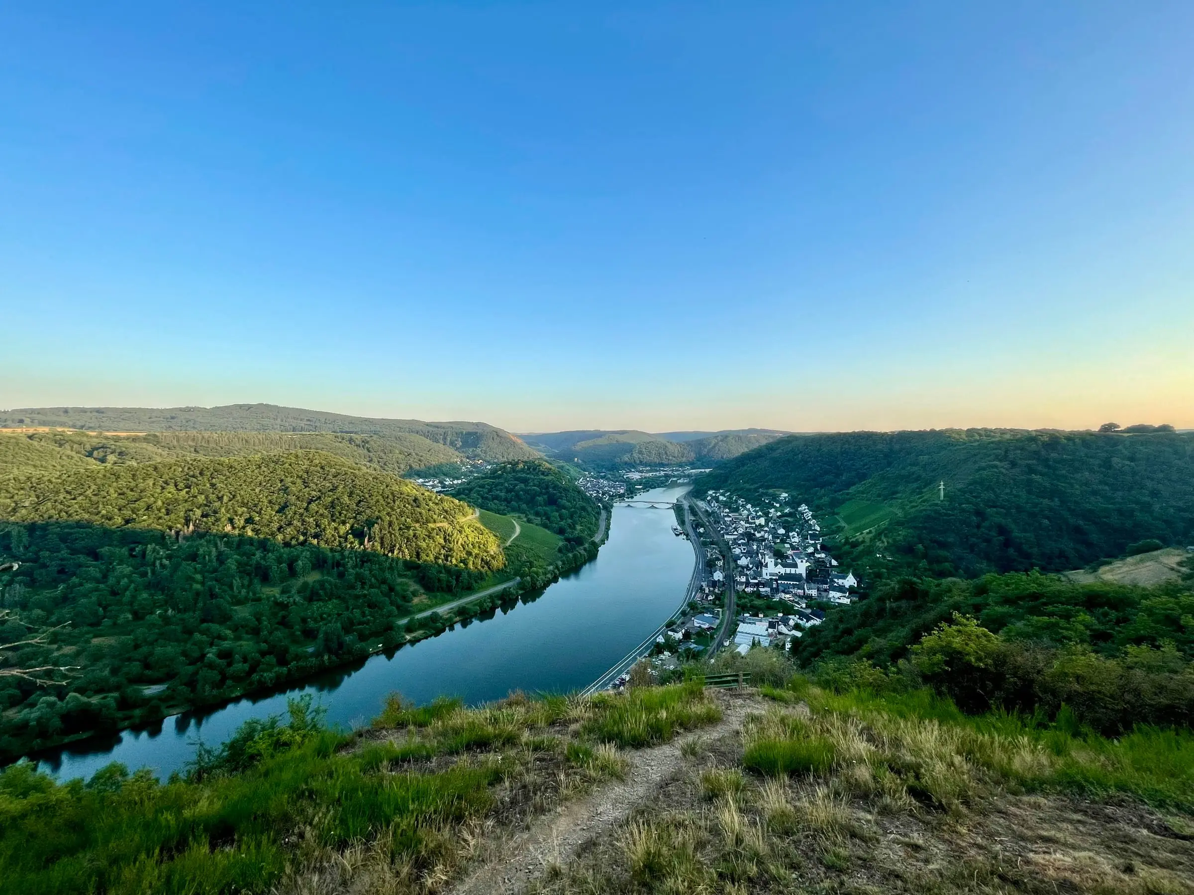 Blick vom Kompuskopf auf Treis und Karden mit der Moselbrücke
